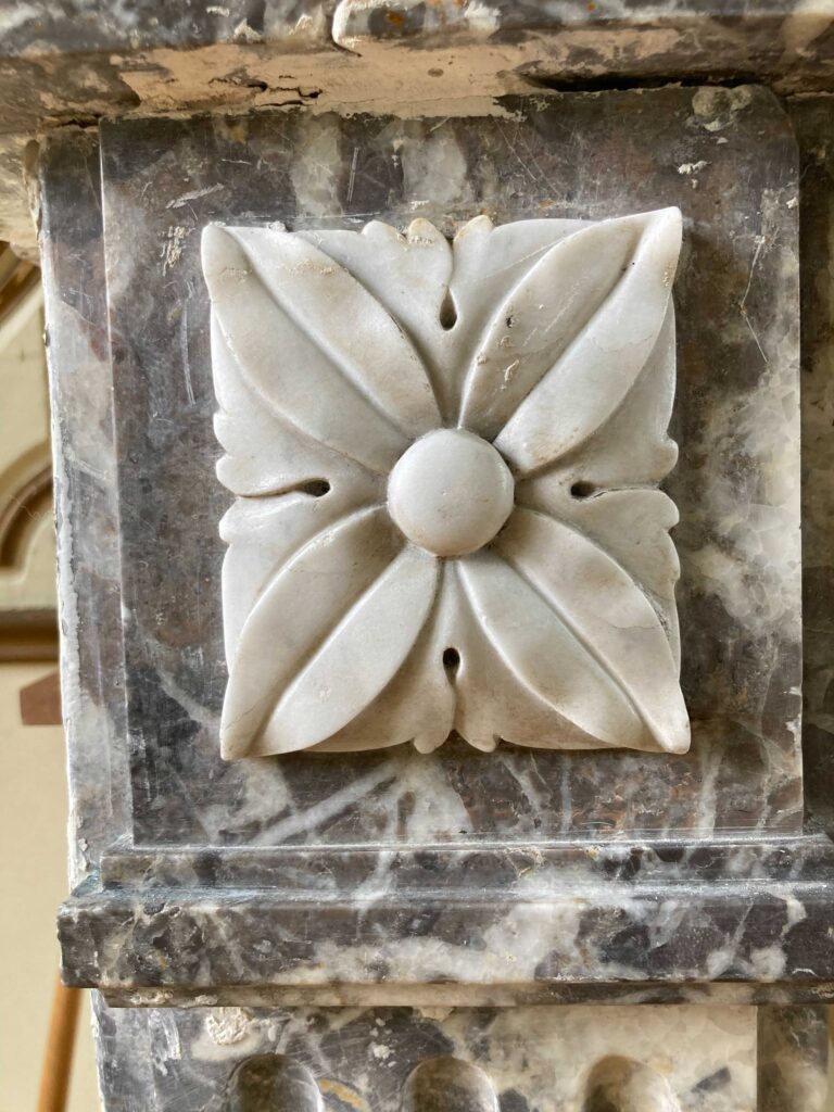 détail de la cheminée en marbre, inspiration motif château du launay par designer de l'écriture Céline Foissey Kahlie Nantes La Baule Bretagne